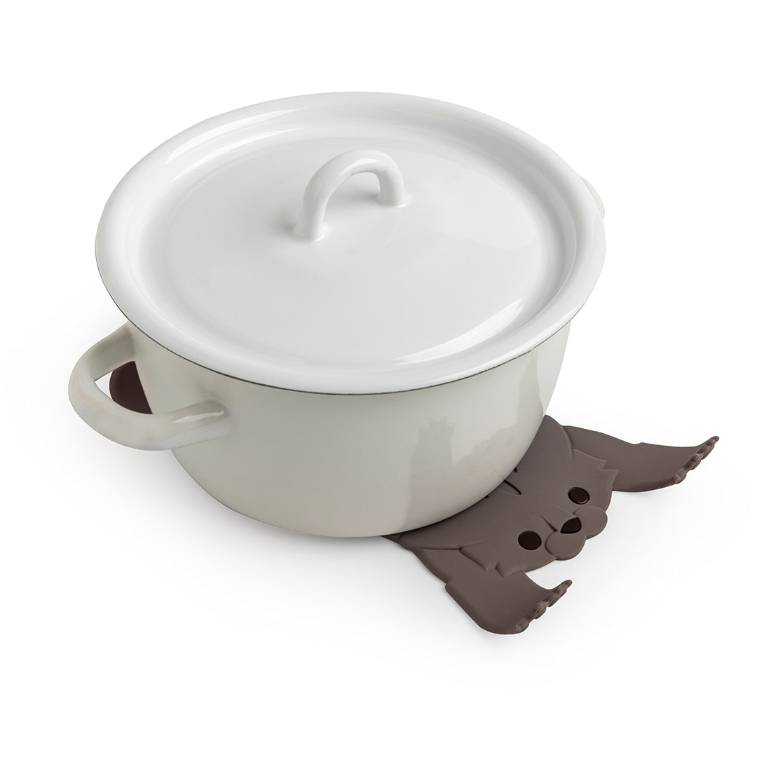 White pot with lid sits on an OTOTO Scaredy Cat silicone trivet.